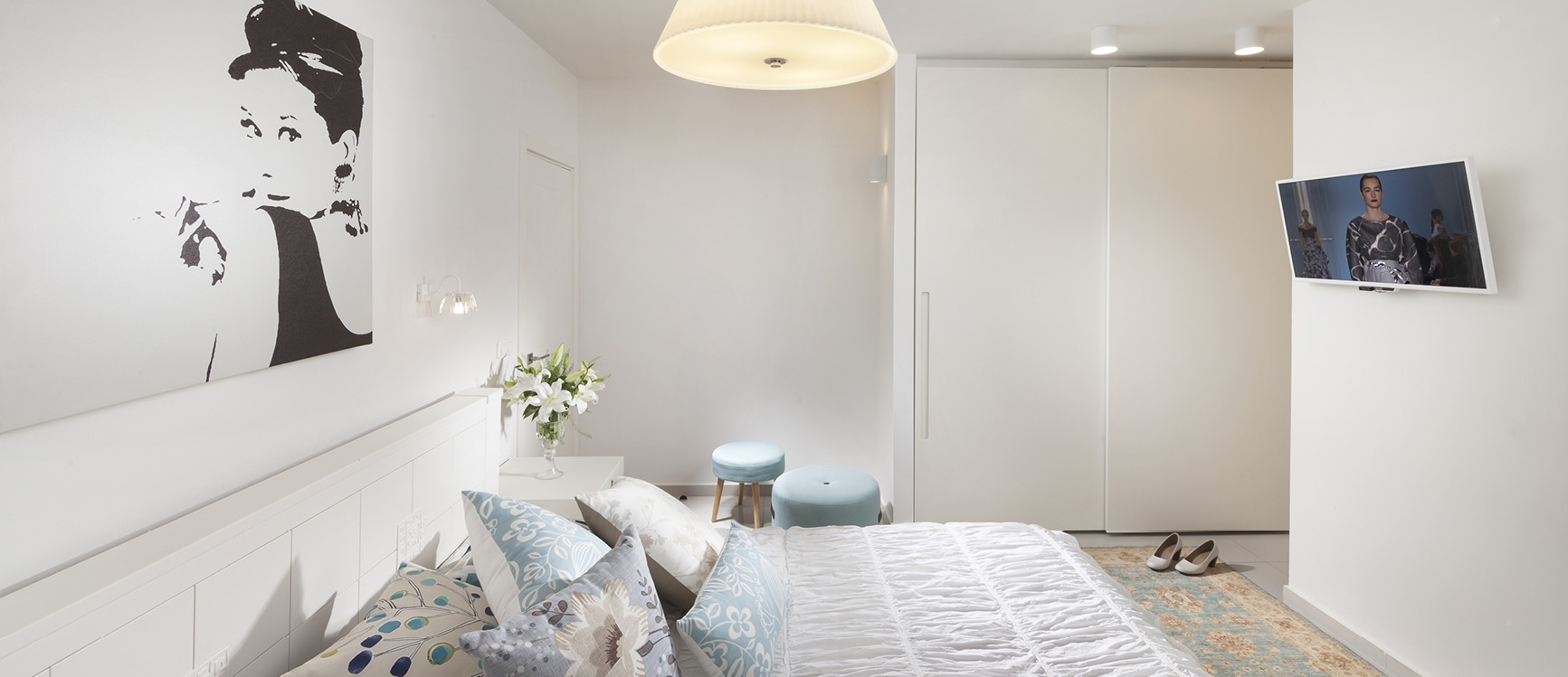 חדר שינה בצבעים לבן כחול בהתאמה אישית