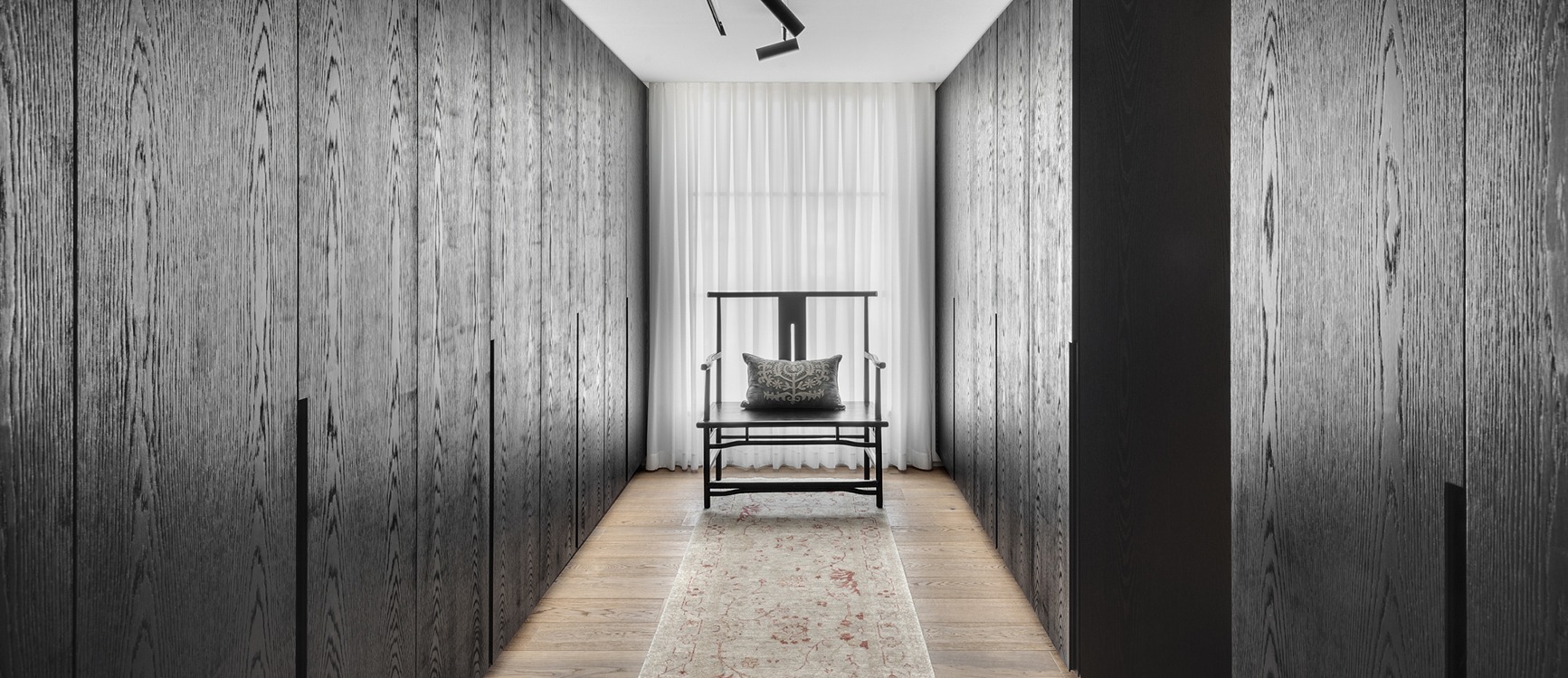 חדר ארונות שחור עץ בהתאמה אישית