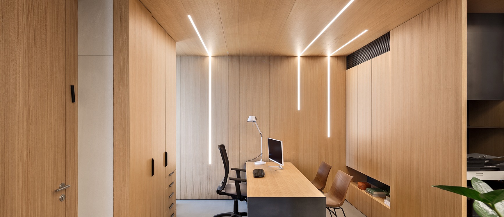 חדר מנהלים במשרד מעוצב חיפוי עץ שחור חום בהתאמה אישית - נגריית אבן צור
