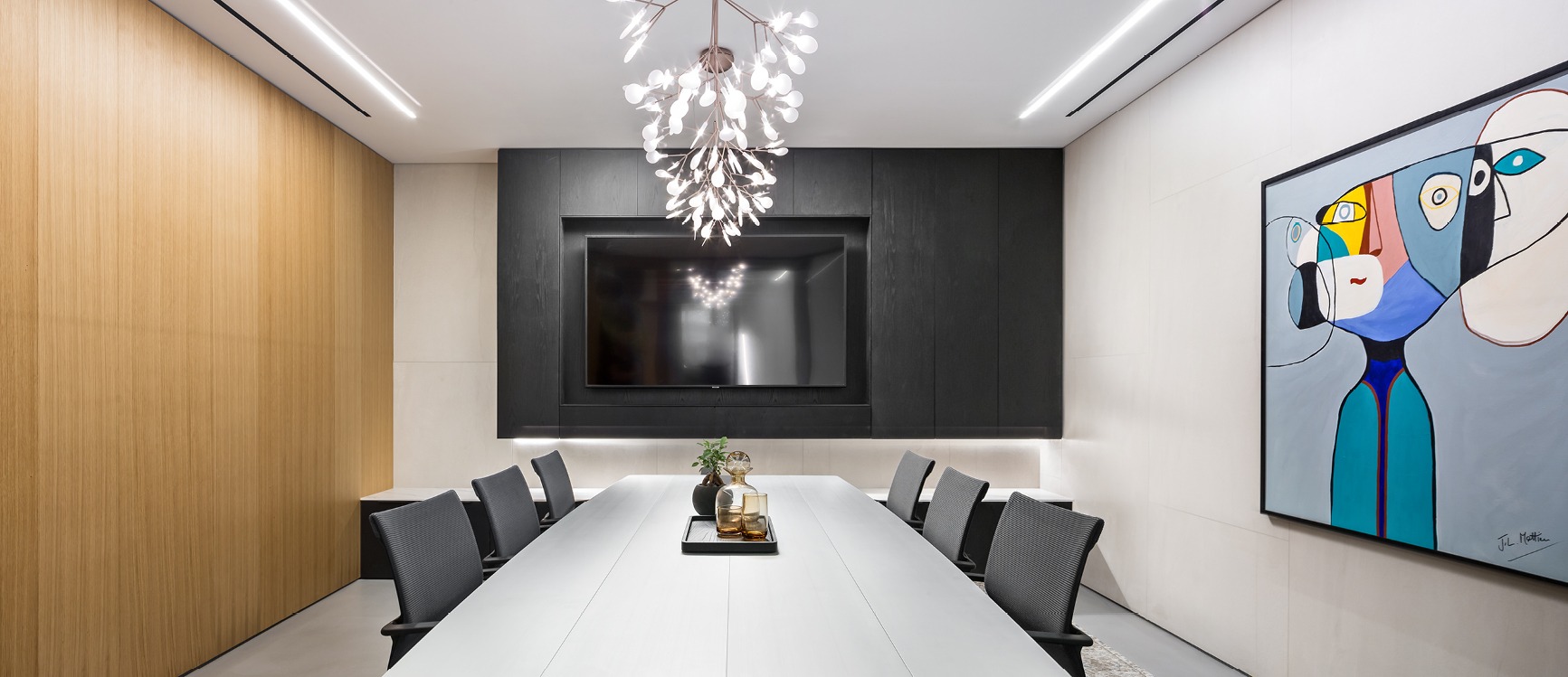 חדר ישיבות במשרד מעוצב חיפוי עץ שחור חום בהתאמה אישית
